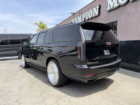 Used 2026 Cadillac Escalade ESV Sport AWD/4WD image 3
