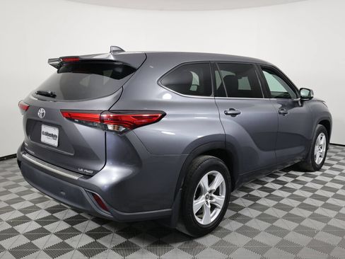 Used 2020 Toyota Highlander LE AWD/4WD image 2