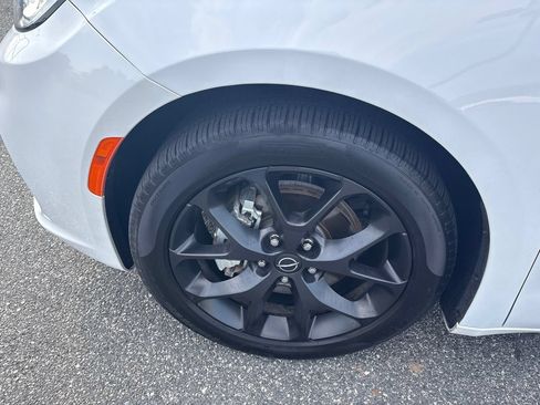 Used 2026 Chrysler Pacifica Limited w/ S Appearance Package FWD image 13