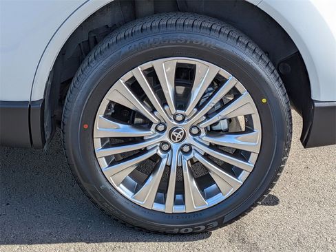 Used 2023 Toyota Venza Limited image 27