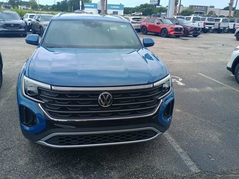 Used 2025 Volkswagen Atlas Cross Sport SE FWD image 2