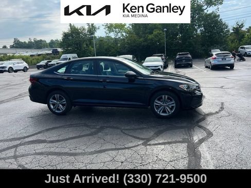 Used 2023 Volkswagen Jetta SE w/ Panoramic Sunroof Package FWD image 4