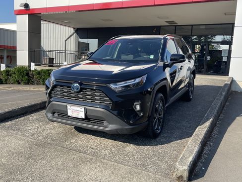 Certified 2022 Toyota RAV4 XLE Premium AWD/4WD image 3