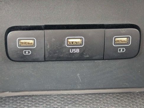 Used 2022 Kia Carnival LX FWD image 27
