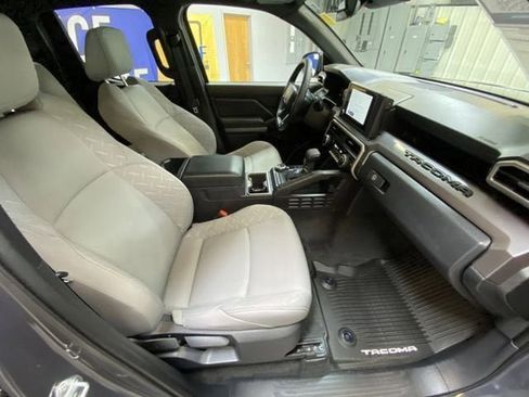 Used 2025 Toyota Tacoma SR5 AWD/4WD image 28