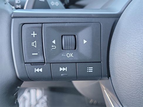 New 2025 Nissan Pathfinder SV image 10