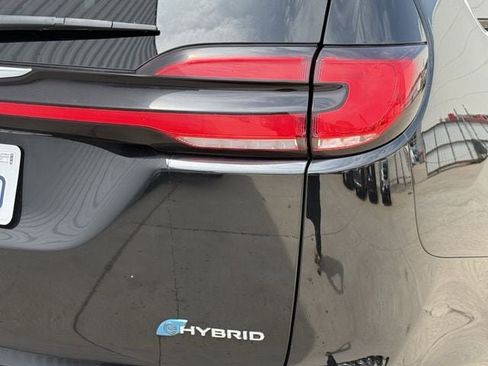Used 2024 Chrysler Pacifica Limited FWD image 7