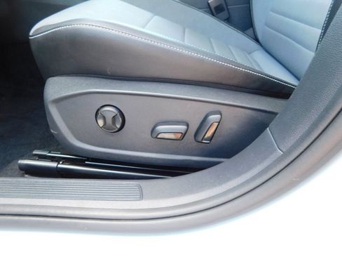 Used 2025 Volkswagen Jetta SE FWD image 14