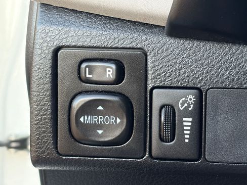 Used 2018 Toyota Corolla LE w/ Carpet Mat Package (TMS) FWD image 9