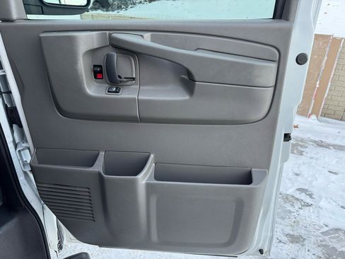 Used 2015 Chevrolet Express 2500 RWD image 22
