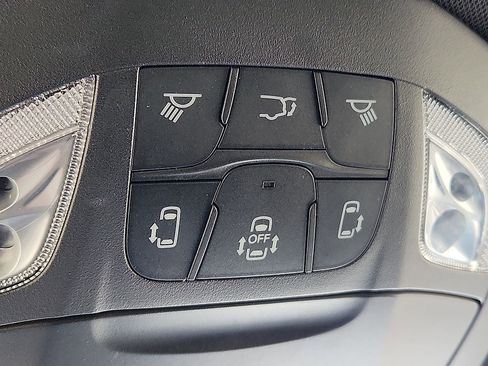 Used 2025 Chrysler Pacifica Select FWD image 9