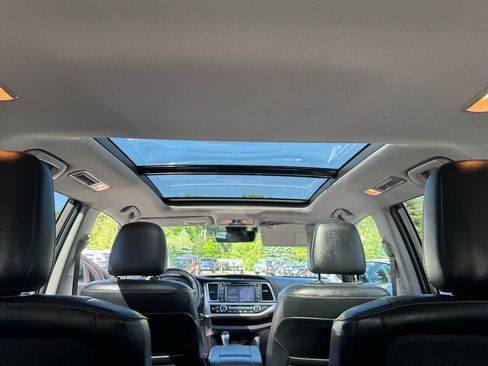 Used 2019 Toyota Highlander Limited Platinum AWD/4WD image 31
