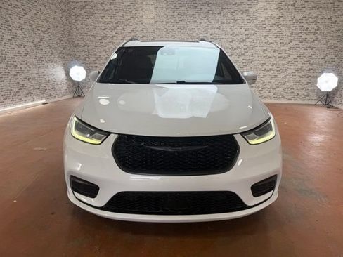 Used 2022 Chrysler Pacifica Limited w/ Uconnect Theater Family Group FWD image 2