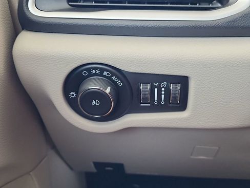Used 2024 Chrysler Pacifica Touring-L FWD image 23
