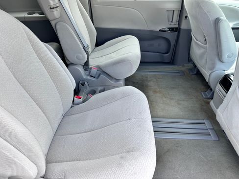Used 2014 Toyota Sienna LE FWD image 10