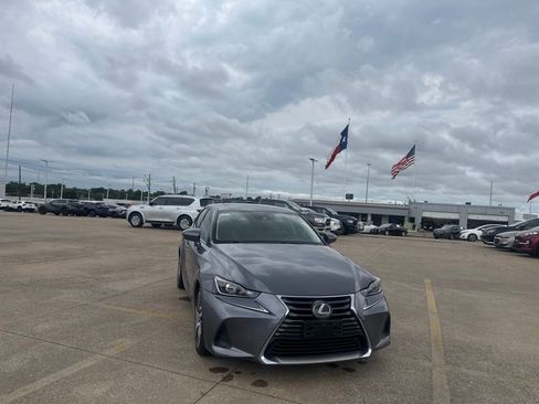 Used 2017 Lexus IS 200t w/ Premium Package RWD image 4
