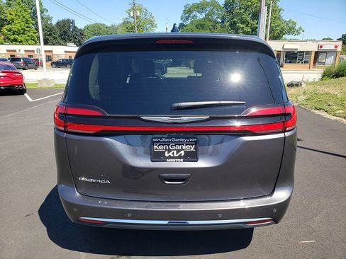 Used 2023 Chrysler Pacifica Touring-L FWD image 5