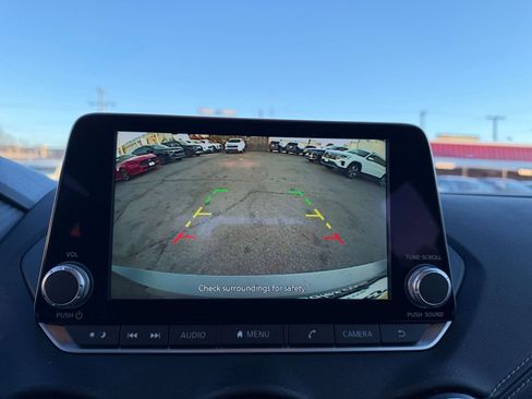 Used 2025 Nissan Sentra SV image 17