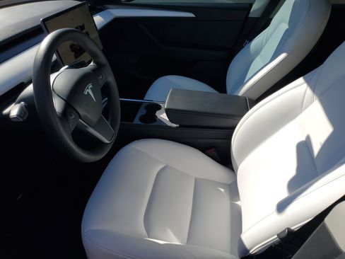 Used 2022 Tesla Model Y Long Range image 20