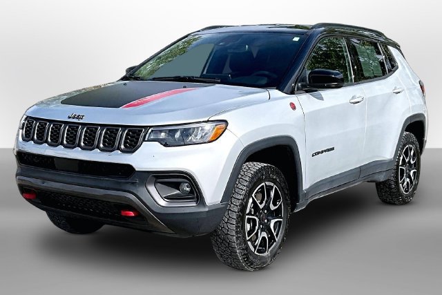 Used 2025 Jeep Compass Trailhawk AWD/4WD image 3