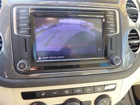 Used 2016 Volkswagen Tiguan SE image 12