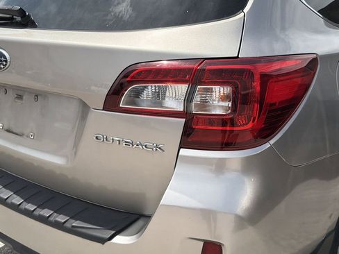 Used 2016 Subaru Outback 2.5i Limited AWD/4WD image 8