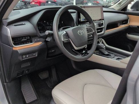 Certified 2025 Toyota Grand Highlander AWD image 9