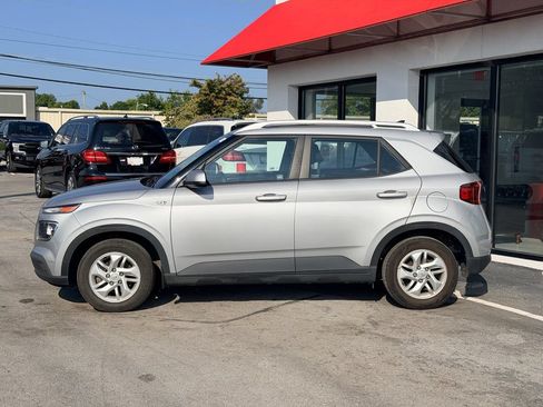 Used 2020 Hyundai Venue SEL w/ Convenience Package FWD image 3