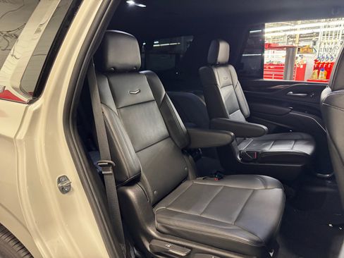 Used 2024 Cadillac Escalade Luxury AWD/4WD image 18