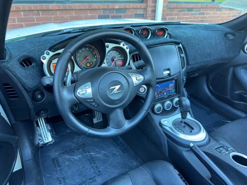 Used 2010 Nissan 370Z Touring RWD image 12