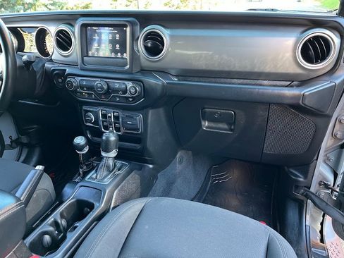 Used 2018 Jeep Wrangler Unlimited Sahara image 40