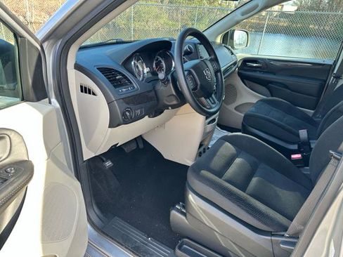 Used 2018 Dodge Grand Caravan SE w/ UConnect Hands-Free Group image 26