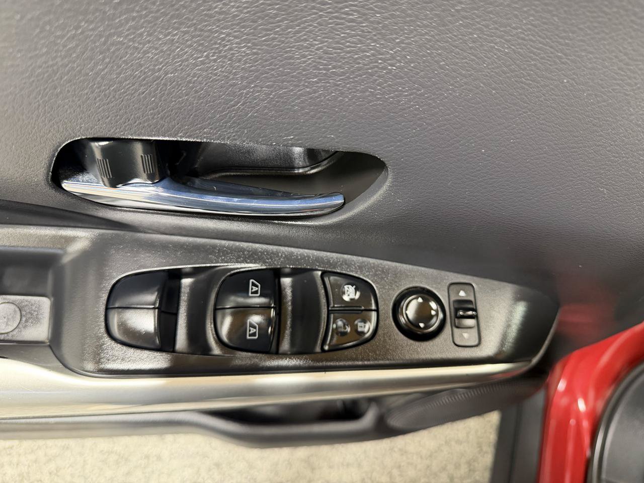 Used 2020 Nissan Kicks SR w/ SR Premium Package FWD image 12