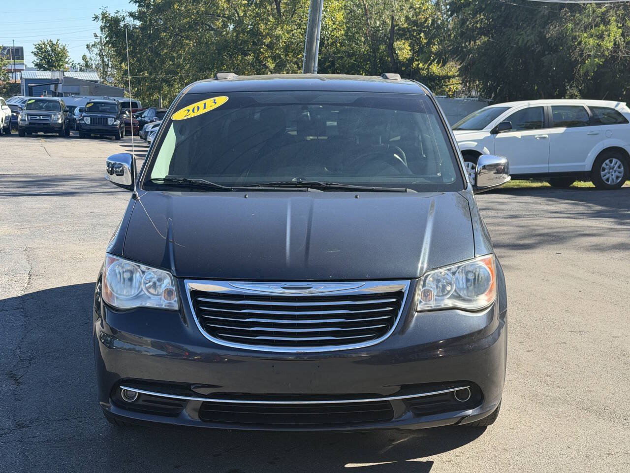 Used 2013 Chrysler Town & Country Touring-L w/ Driver Convenience Group FWD image 3