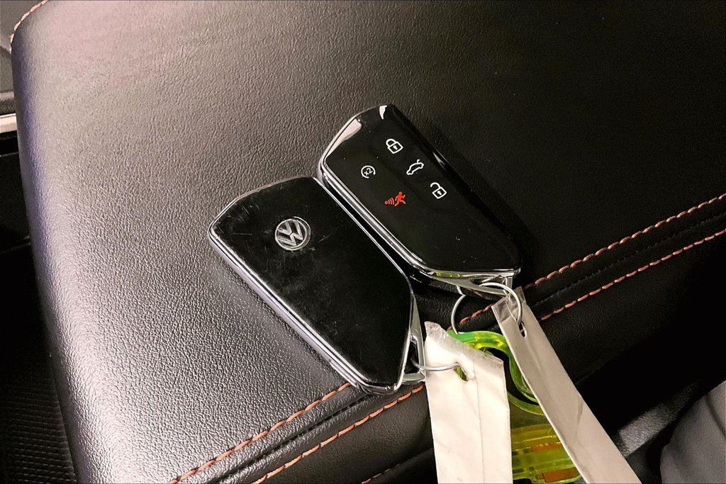 Used 2024 Volkswagen Atlas Peak Edition SE AWD/4WD image 34