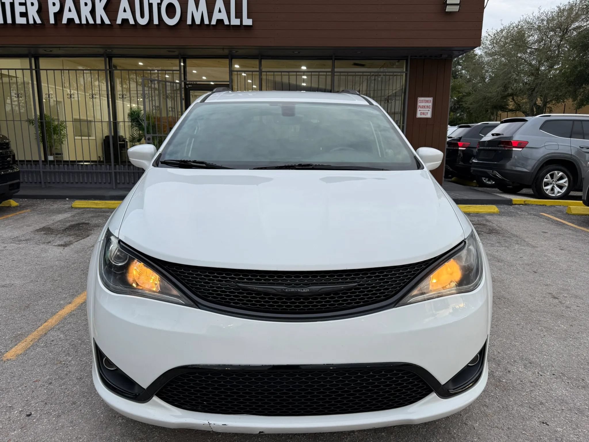 Used 2018 Chrysler Pacifica Touring-L Plus FWD image 2