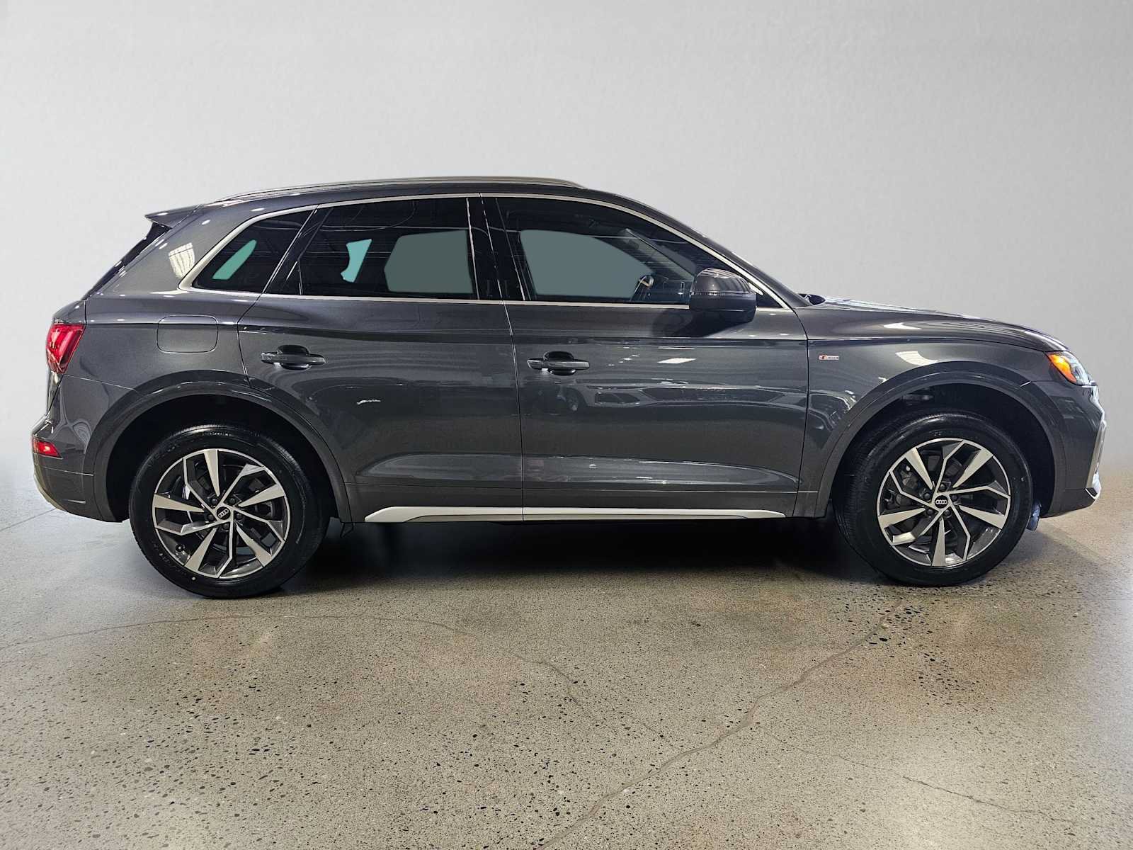 Used 2023 Audi Q5 2.0T Premium Plus w/ Premium Plus Package AWD/4WD image 2