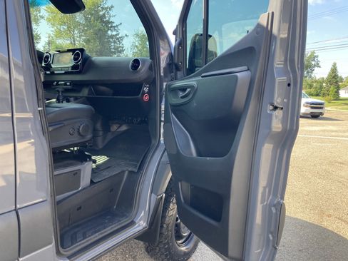 Used 2024 Mercedes-Benz Sprinter 2500 image 23