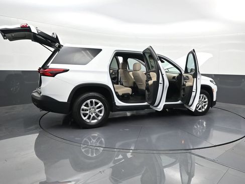 Used 2023 Chevrolet Traverse LS FWD image 31