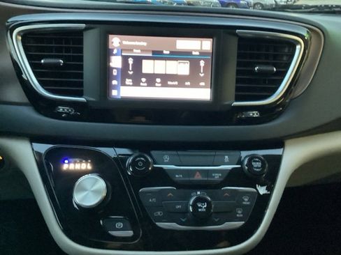 Used 2023 Chrysler Voyager LX image 25