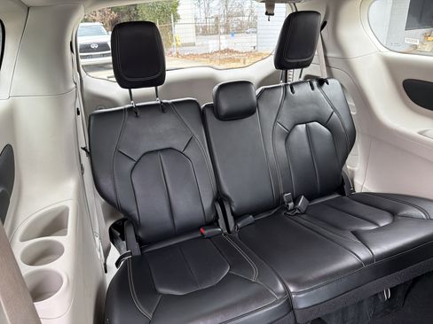 Used 2023 Chrysler Pacifica Touring-L image 22