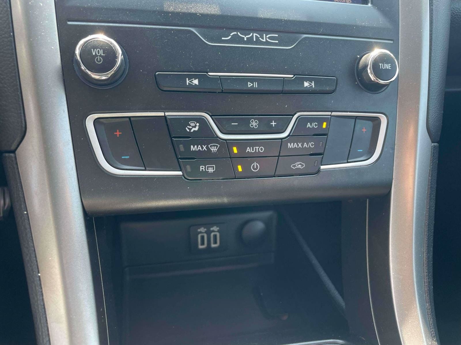 Used 2020 Ford Fusion SE FWD image 17