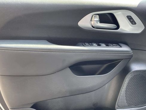 Used 2023 Chrysler Pacifica Touring-L w/ S Appearance Package FWD image 15