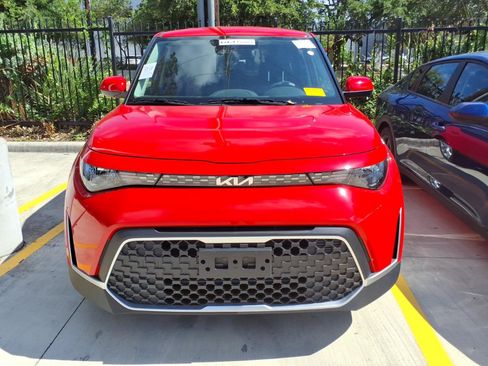 Used 2025 Kia Soul LX FWD image 2
