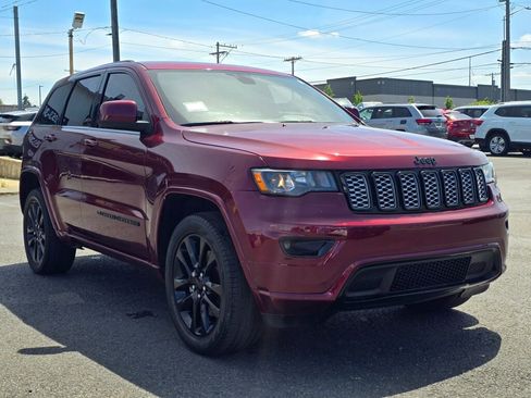 Used 2022 Jeep Grand Cherokee Laredo X AWD/4WD image 4