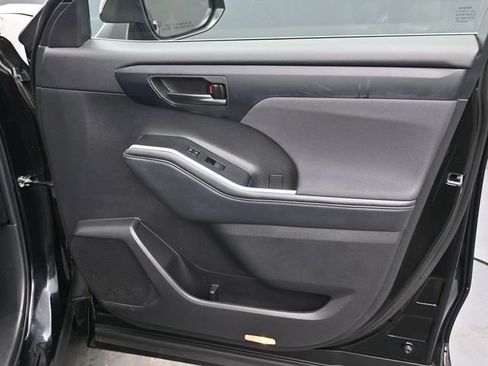 Certified 2022 Toyota Highlander LE image 26