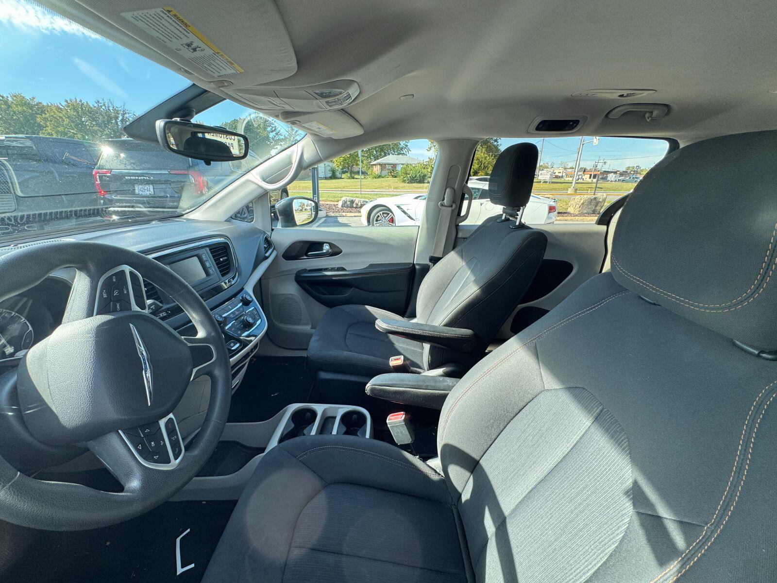 Used 2017 Chrysler Pacifica Touring FWD image 12