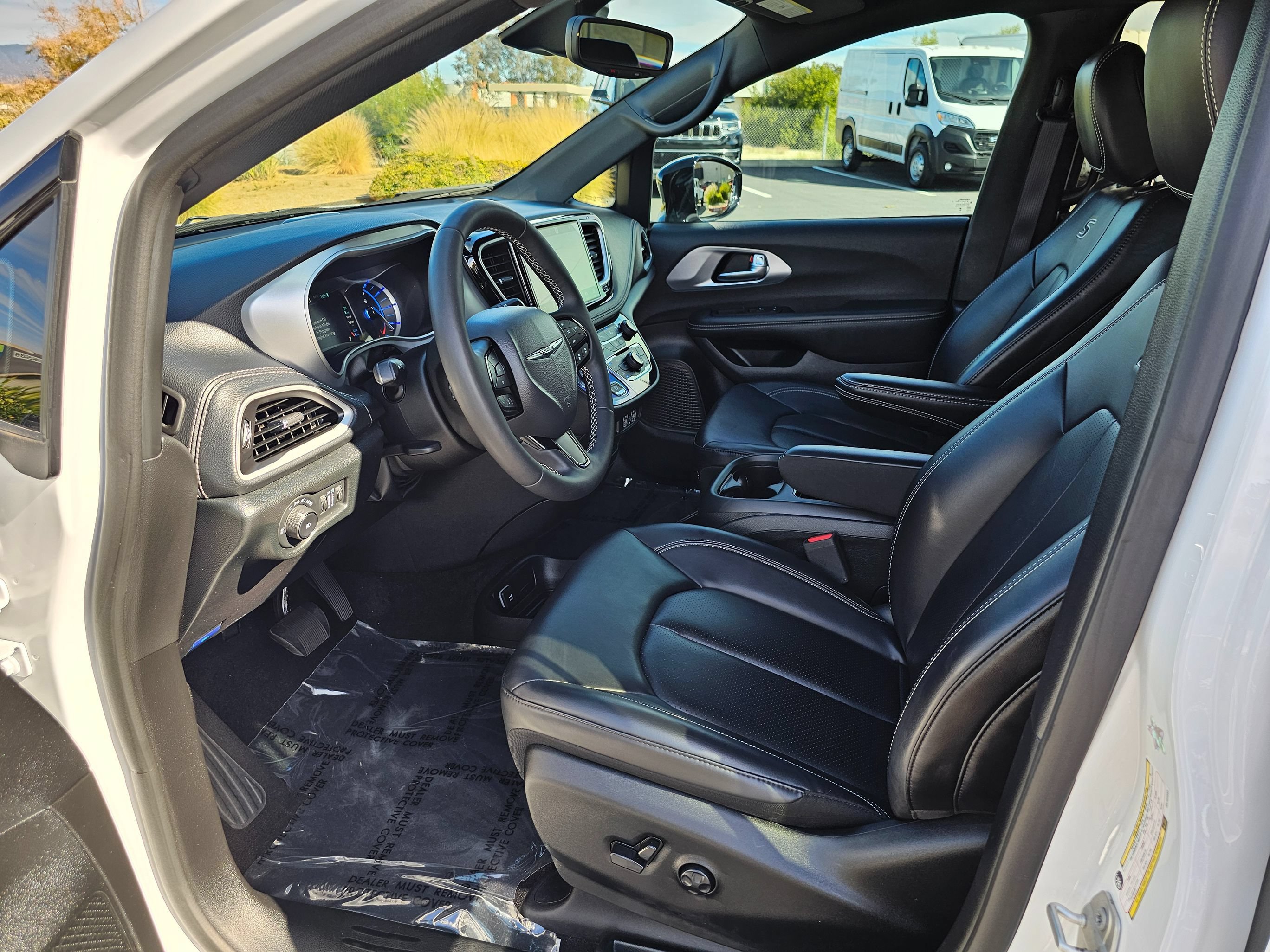 Used 2024 Chrysler Pacifica Limited FWD image 16