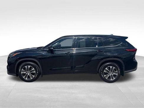 Used 2021 Toyota Highlander XLE AWD/4WD image 2