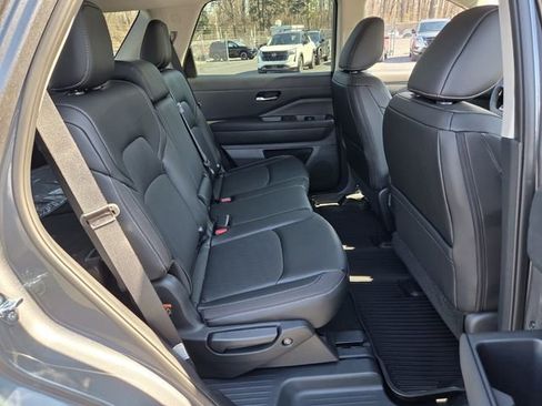 New 2026 Nissan Pathfinder SL image 9